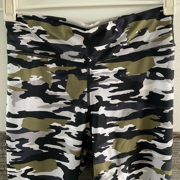 The Upside Pearl Camo Midi Leggings Size 8 (I1) - Picture 2 of 8